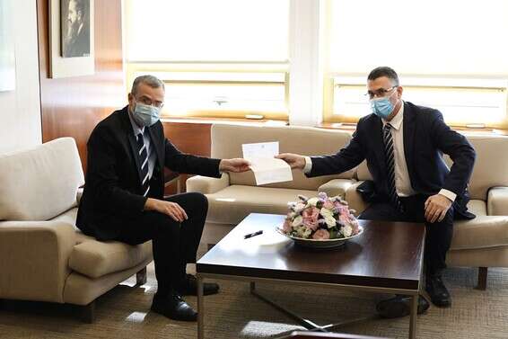 גדעון סער מגיש את התפטרותו ליו"ר הכנסת יריב לוין // צילום: שרון גבאי